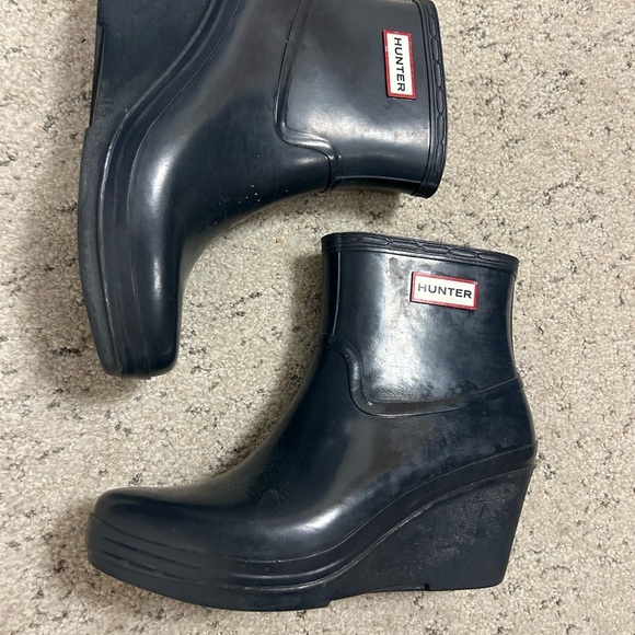 Hunter size 9 GUC navy Wedge Boots with-some wear- still overall very good! - Picture 5 of 14